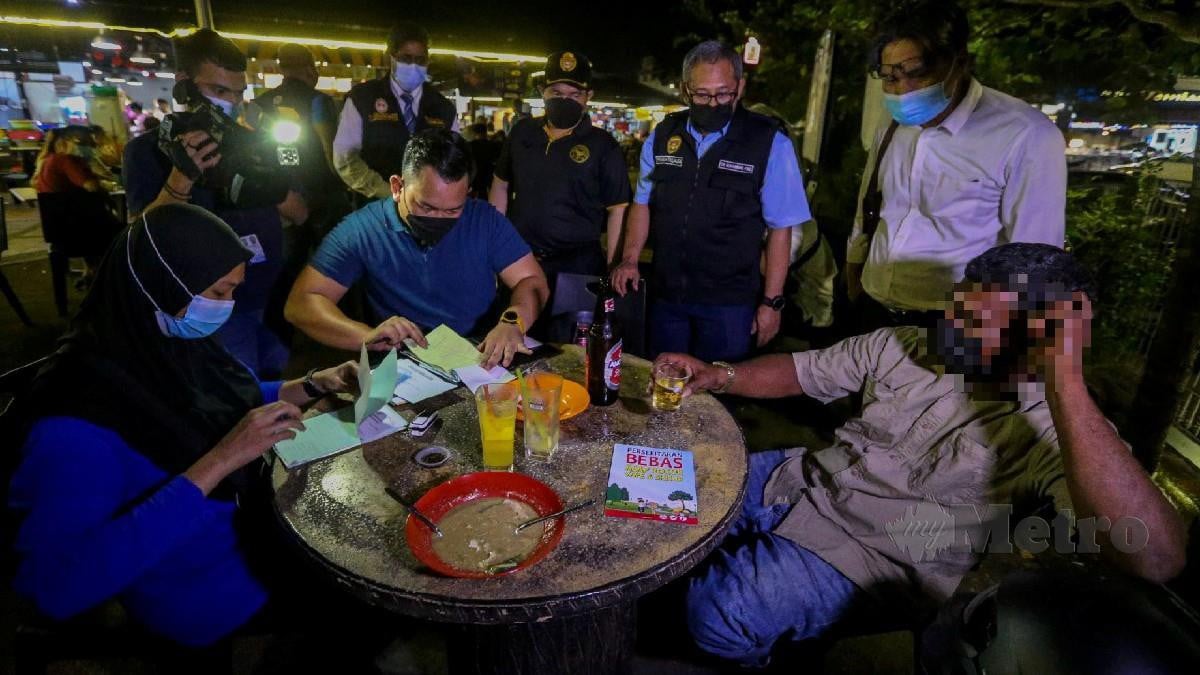 SEORANG lelaki dikompaun kerana merokok dalam premis makanan di Seremban, malam tadi. FOTO AZRUL EDHAM MOHD AMINUDDIN