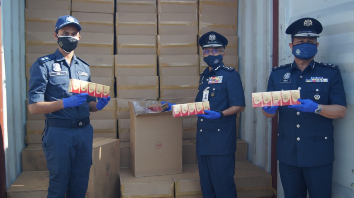 JKDM mematahkan cubaan menyeludup 10.9 juta batang rokok putih yang dianggarkan bernilai RM1.9 juta di Pelabuhan Barat dekat sini pada Jun lalu. FOTO IHSAN JKDM