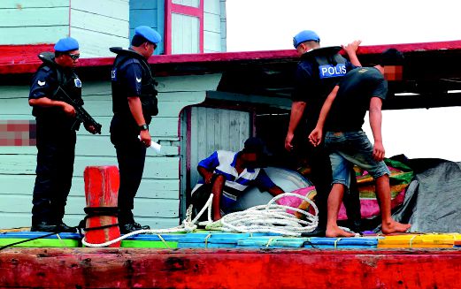 SEBUAH kapal diperiksa anggota PPM bagi mencegah penyeludupan rokok haram di perairan Pelabuhan Klang.