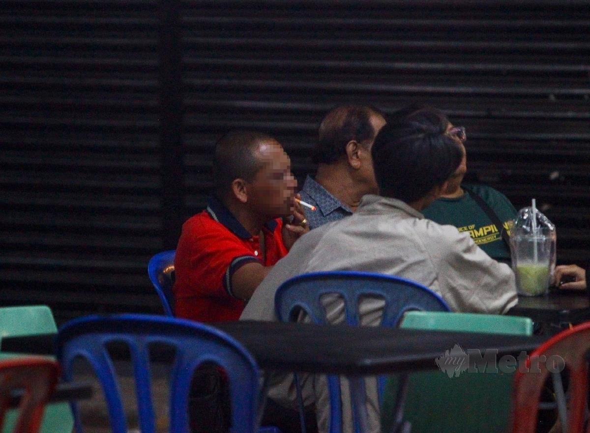 Pengunjung restoran menghisap rokok di kawasan larangan merokok pada operasi mega bersepadu aktiviti penguatkuasaan  larangan merokok di sekitar bandar Seremban. FOTO AZRUL EDHAM