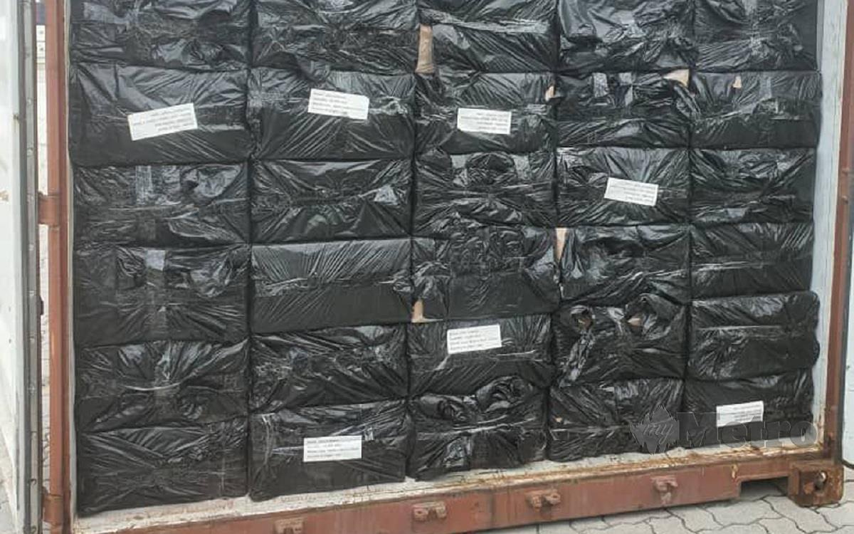 JKDM berjaya merampas sejumlah 8,800,000 batang rokok putih dianggarkan bernilai RM704,000 di ICIC Pelabuhan Utara. FOTO IHSAN JKDM 
