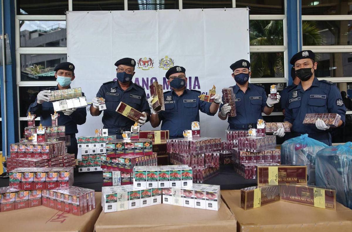 Penolong Pengarah Kastam Terengganu bahagian Operasi, Zulhazmi Kasmini menunjukkan sebahagian jenis rokok seludup yang dirampas selepas sidang media di Pejabat Bahagian Penguatkuasaan Kastam Terengganu hari ini. FOTO GHAZALI KORI