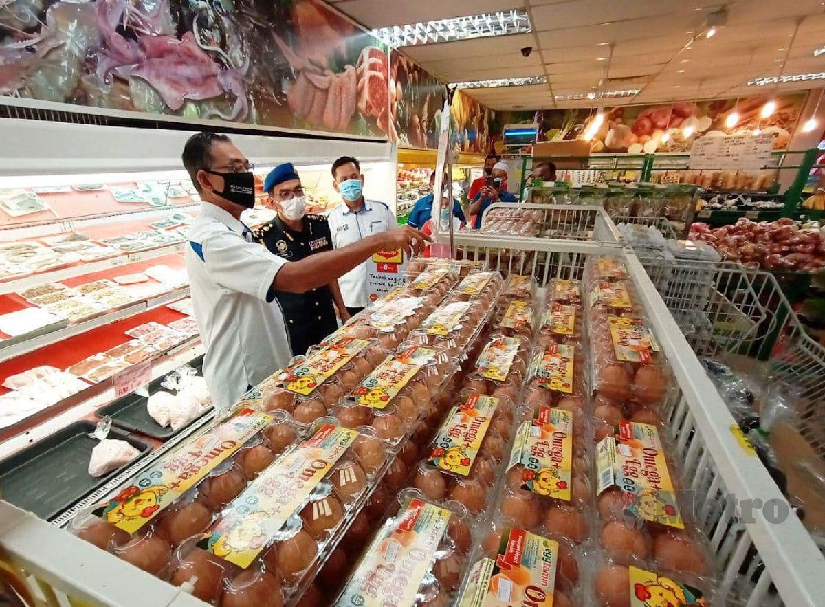 ROSOL Wahid (kiri) membuat tinjauan harga barang kawalan di pasar raya Econjaya di Bandar Jertih, Besut. FOTO NURUL FATIHAH SULAINI