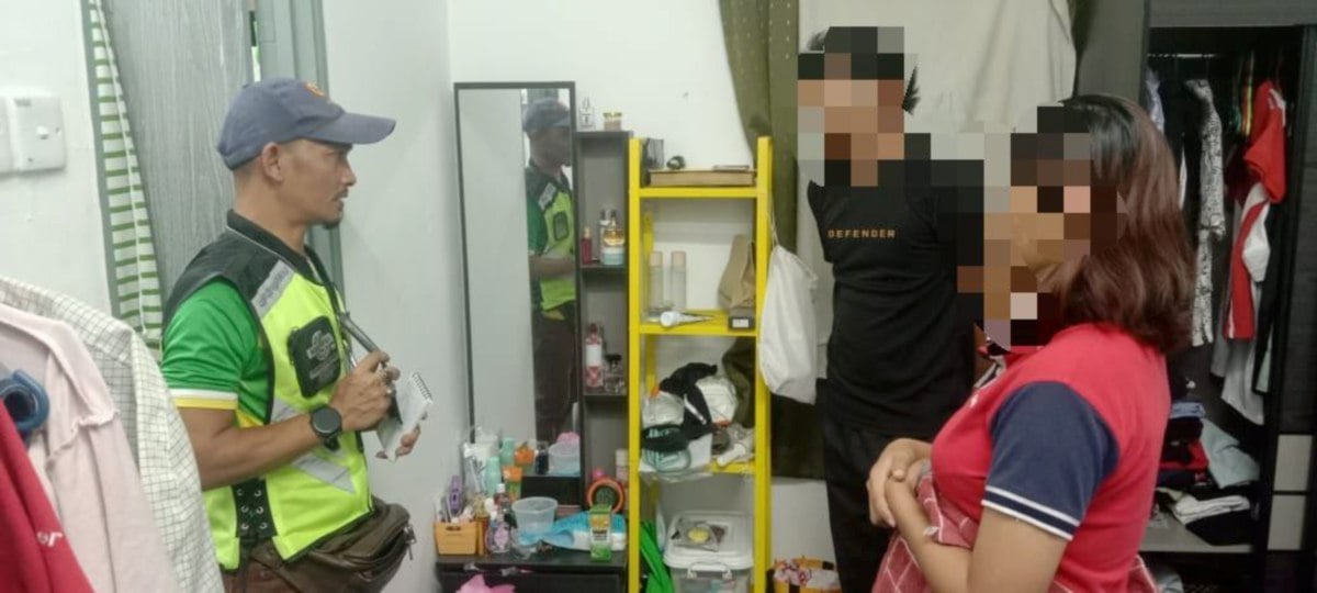  Wanita yang hamil lima bulan disoal siasat pegawai PADK selepas dicekup berkhalwat dengan lelaki bujang di rumah sewanya di Kulim Hi Tech. FOTO IHSAN PADK