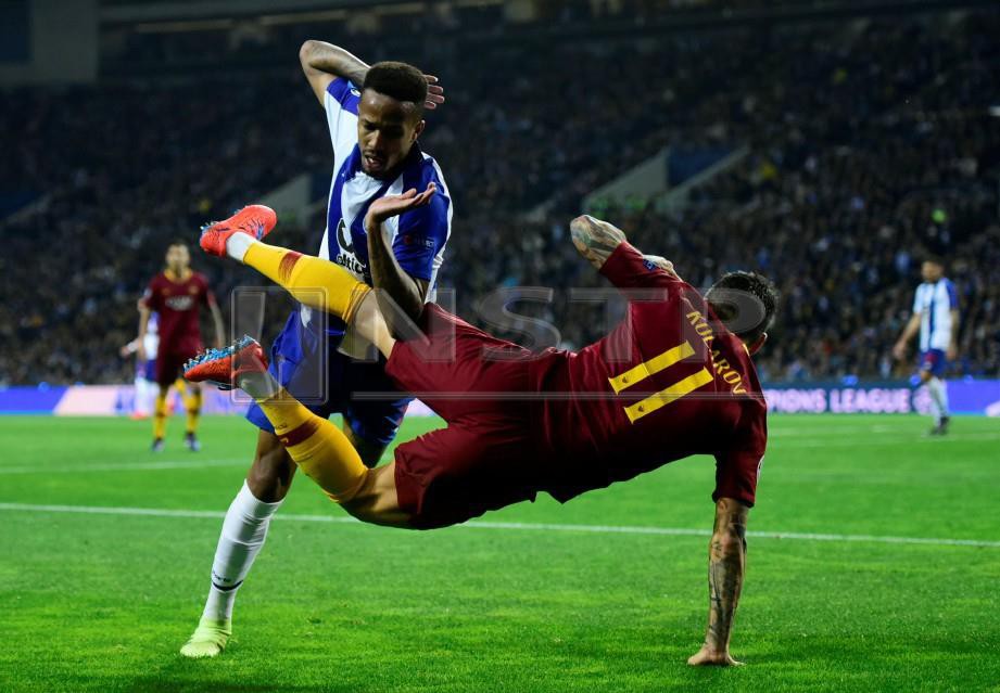 PERTAHANAN Roma, Aleksandar Kolarov (kanan) terjatuh ketika bersaing dengan pemain Porto, Eder Militao. — FOTO AFP