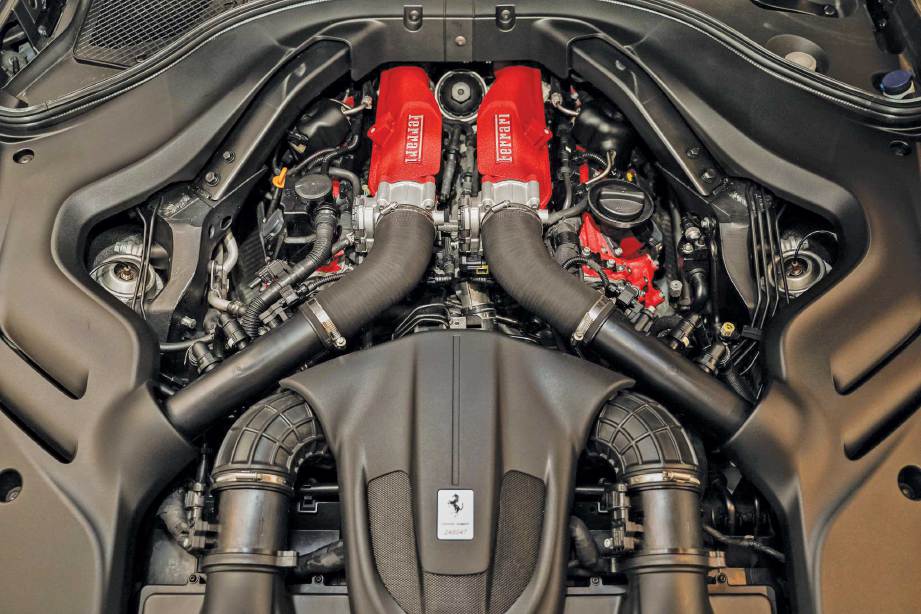 ENJIN 3.9 liter V8 Turbo