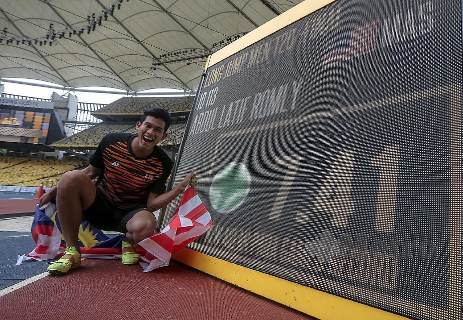 LATIF menang emas Sukan Para ASEAN di Kuala Lumpur dua tahun lalu. — FOTO Osman Adnan