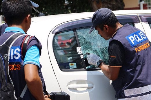 ANGGOTA Unit  Forensik  memeriksa kenderaan awam yang  terkena tembakan  dalam kejadian rompakan, semalam.