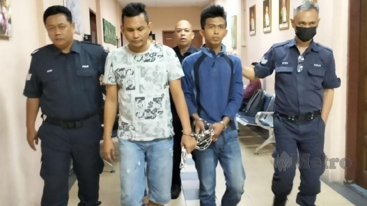 HAMZAH (dua dari kiri) dan Mohd Hafis (dua dari kanan) dihukum penjara 10 tahun dan tiga sebatan atas kesalah melakukan rompakan berkumpulan menggunakan senjata. FOTO Abdul Rahemang Taiming.