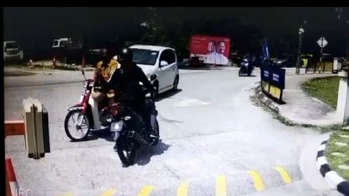 TANGKAP layar video tular cubaan penunggang motosikal meragut seorang lelaki.