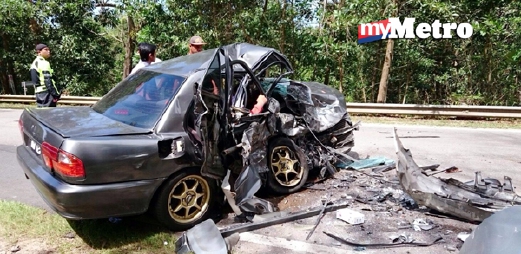 Keadaan kereta Proton Wira dinaiki bapa dan dan anak lelakinya yang terbabit dalam kemalangan di Kilometer 105.9 Jalan Kuantan-Segamat.  - Foto Ihsan Pembaca