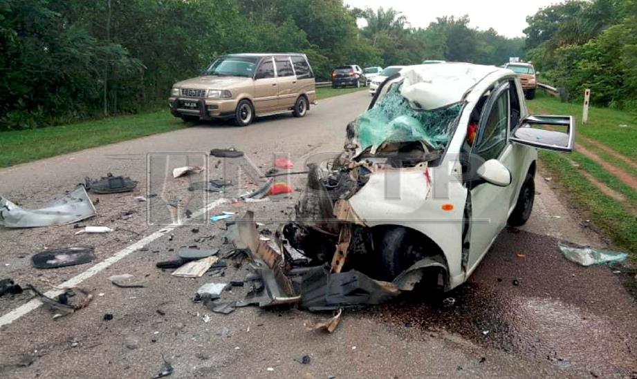 KEADAAN kereta dinaiki Sulaiha selepas bertembung dengan kenderaan pacuan empat roda di Kilometer 132.5 Jalan Kuantan- Segamat dekat Rompin, semalam. FOTO ihsan polis. 