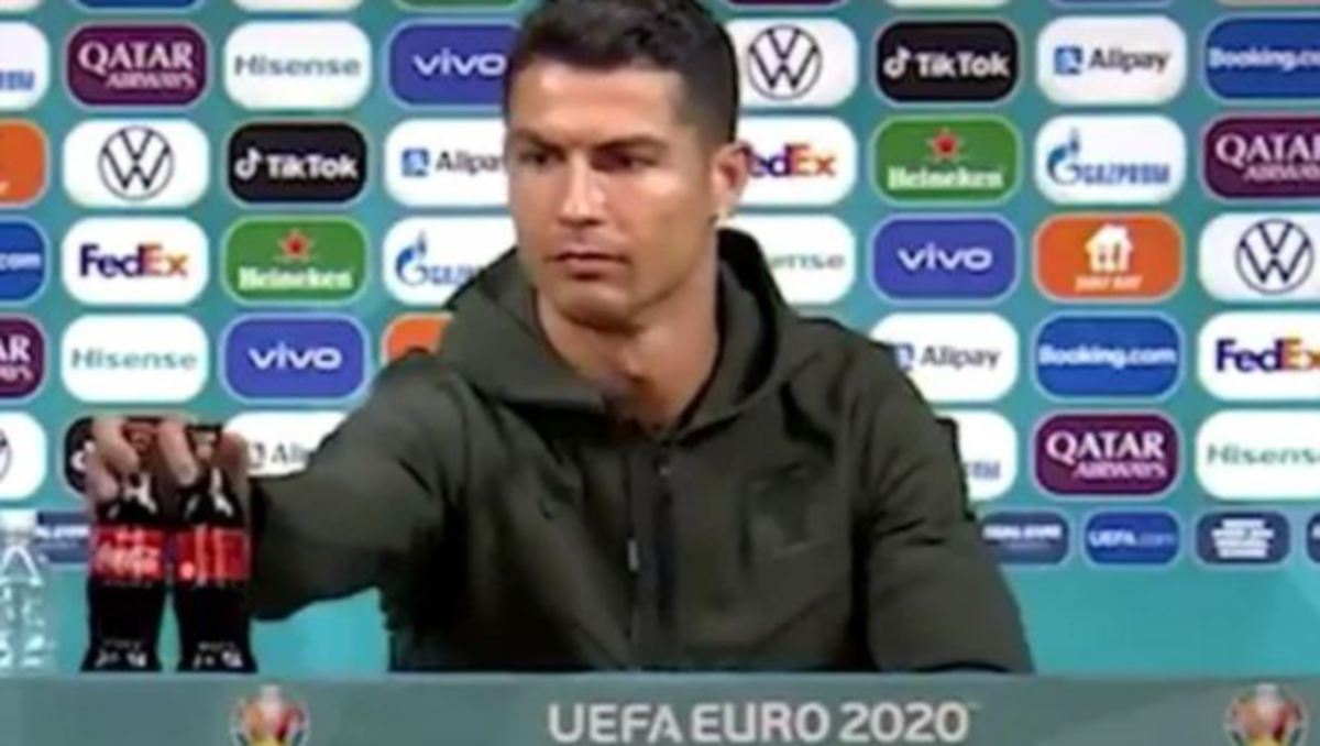 REAKSI bersahaja Ronaldo ketika mengalihkan botol Coca-Cola di mejanya pada sidang media Euro 2020. FOTO Agensi