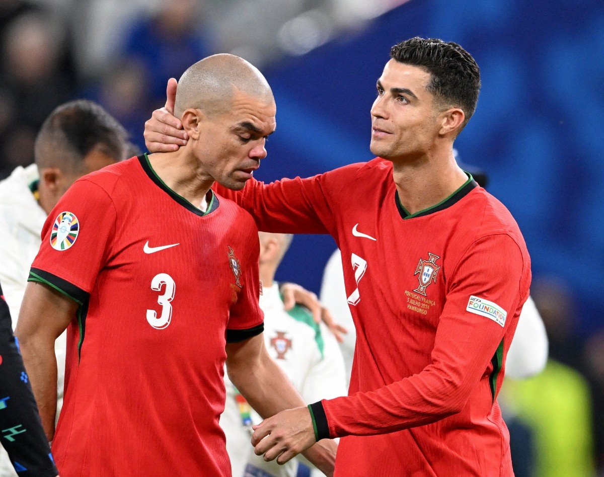 PEPE (kiri) dan Ronaldo dilihat kecewa selepas tamat perlawanan. FOTO REUTERS