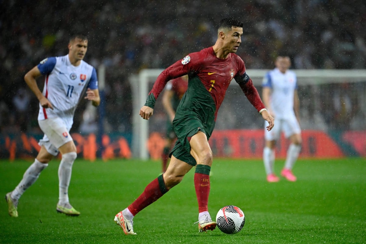 AKSI Ronaldo ketika bertemu Portugal bertemu Slovakia pada kempen kelayakan Euro 2024. FOTO AFP