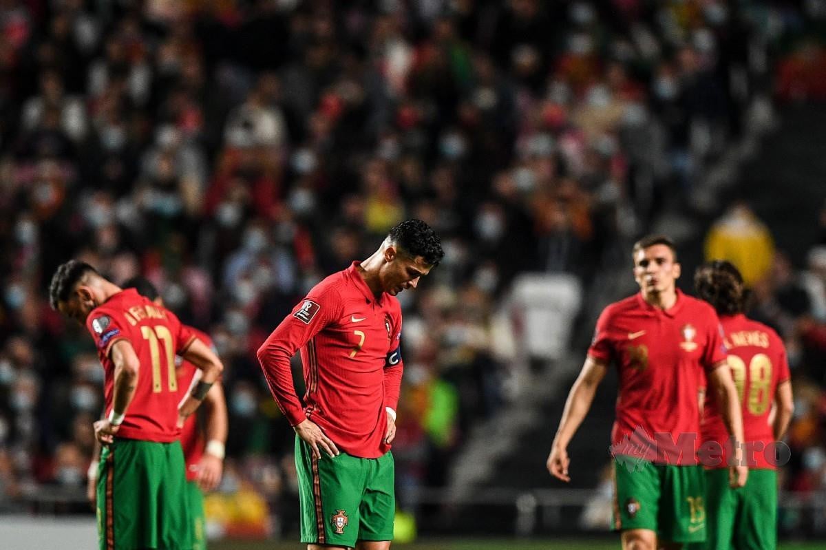 REAKSI kecewa Ronaldo (dua kiri) selepas tamat perlawanan. FOTO AFP
