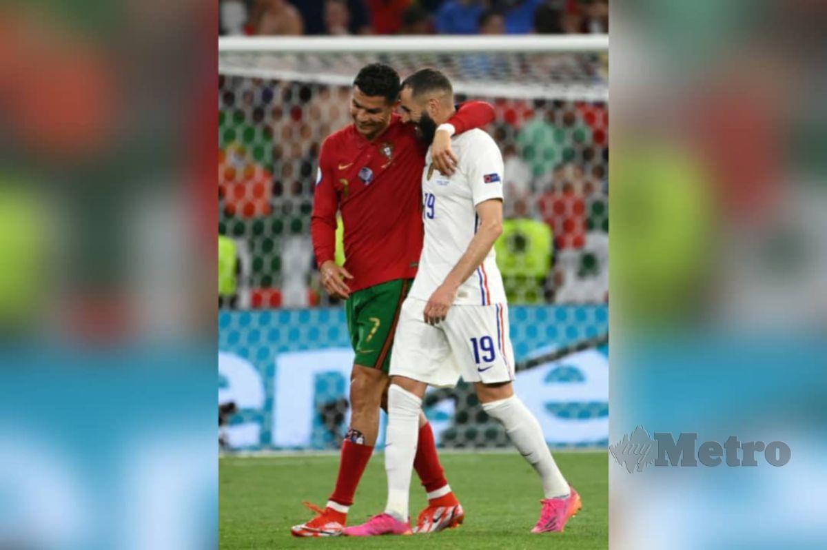 RONALDO (kiri) dilihat memakai pelindung kaki khas ketika bertemu Benzema selepas tamat perlawanan. FOTO EPA