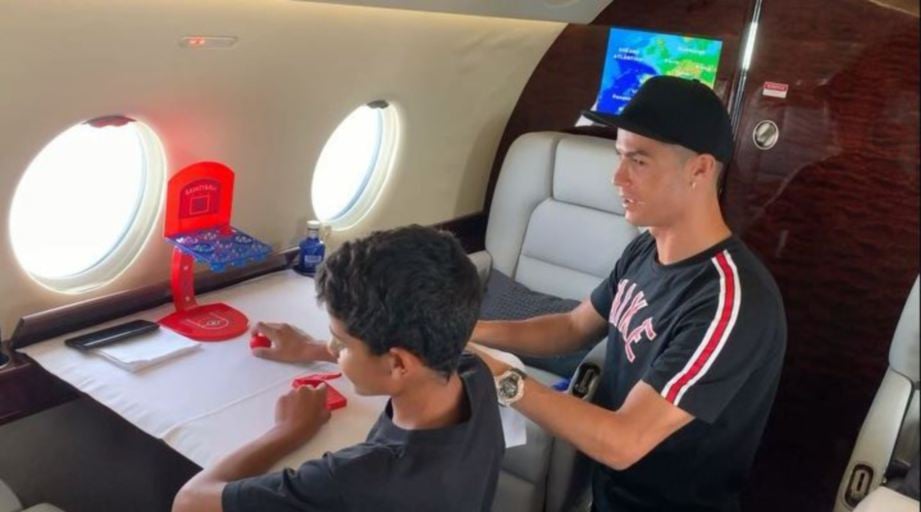 RONALDO bersama anak  di dalam jet peribadi miliknya. FOTO Agensi