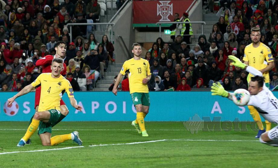 RONALDO (kiri) menjaringkan gol keenam Portugal bagi melengkapkan hatrik peribadi. — FOTO Reuters