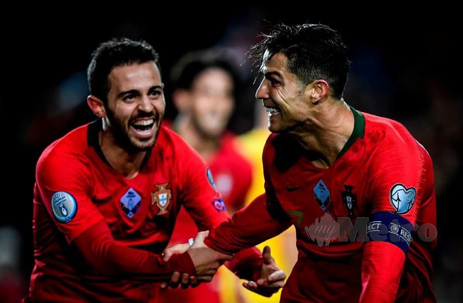 RONALDO (kanan) meraikan jaringan bersama Bernardo Silva di Stadium Algarve, Faro. — FOTO AFP