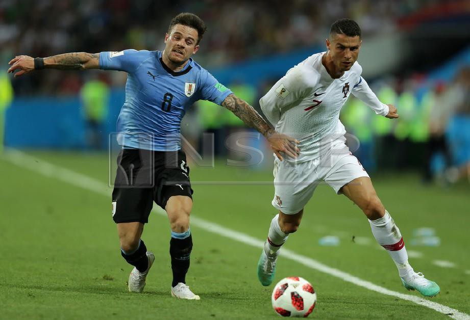 RONALDO (kanan) ketika menentang Uruguay pada pusingan kedua Piala Dunia tahun lalu. — FOTO Agensi