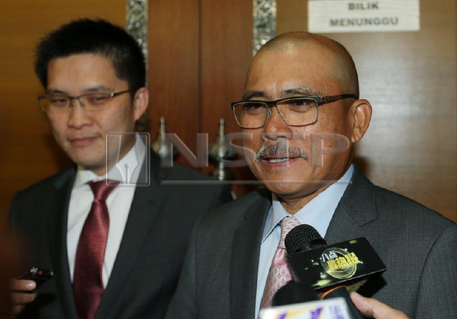 Ronald (kanan) dan Wong semasa bercakap kepada media di Parlimen. FOTO Zunnur Al Shafiq 