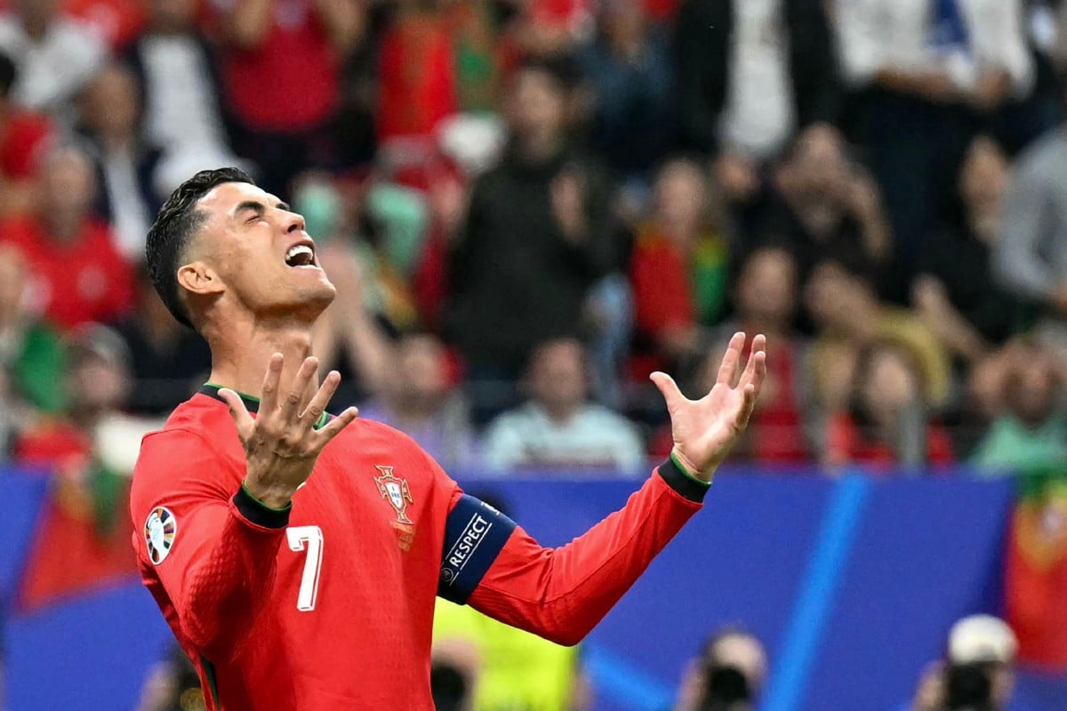 REAKSI kecewa Ronaldo ketika bertemu Slovenia. FOTO AFP