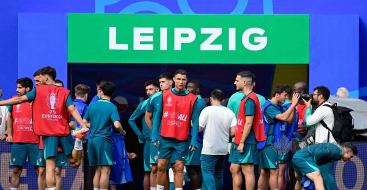 Ronaldo menjalani latihan bersama rakan sepasukannya di Leipzig.- AFP 
