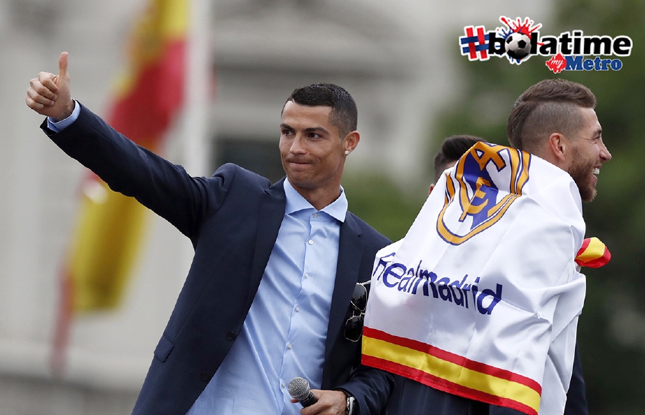 epa06767636 Real Madrid's  Cristiano Ronaldo (L) and Sergio Ramos (R) aboard an open bus celebrate with the team winning the UEFA Champions League title in Madrid, Spain, 27 May 2018. Real Madrid defeated 3-1 Liverpool in the UEFA Champions League final at the NSC Olimpiyskiy stadium in Kiev on 26 May 2018.