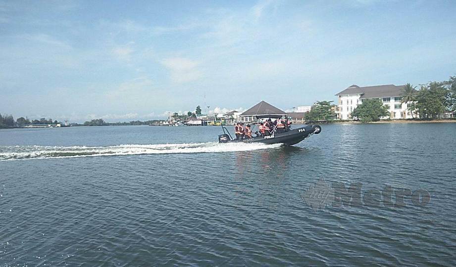 RONDAAN menggunakan bot di perairan Sungai Golok bersama Pasukan Polis Marin (PPM) Wilayah Tiga Pengkalan Kubor sepanjang Pengkalan Kubor hingga Pos Pulau, Pasir Mas. FOTO Siti Rohana Idris