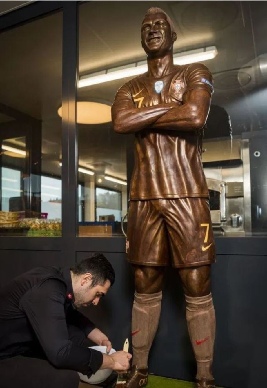 PATUNG coklat Ronaldo berdiri gagah. FOTO Agensi