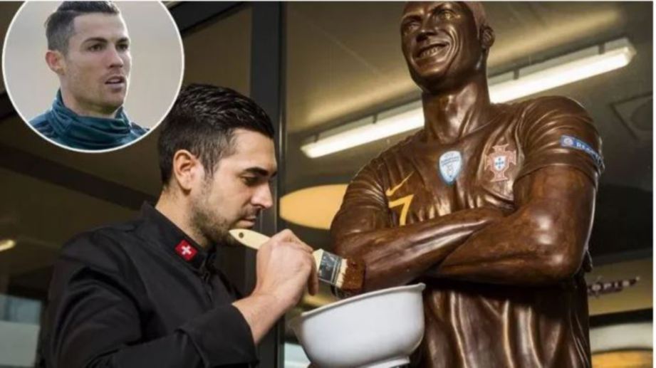 CARDOSO menyiapkan ukiran coklat  Ronaldo. FOTO Agensi