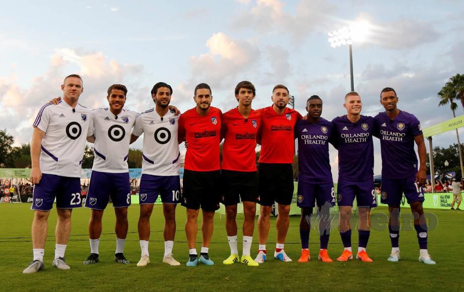 ROONEY (kiri) bersama bintang MLS dan Atletico Madrid menjelang perlawanan persahabatan tahunan di Orlando, Florida, awal pagi esok. — FOTO Reuters