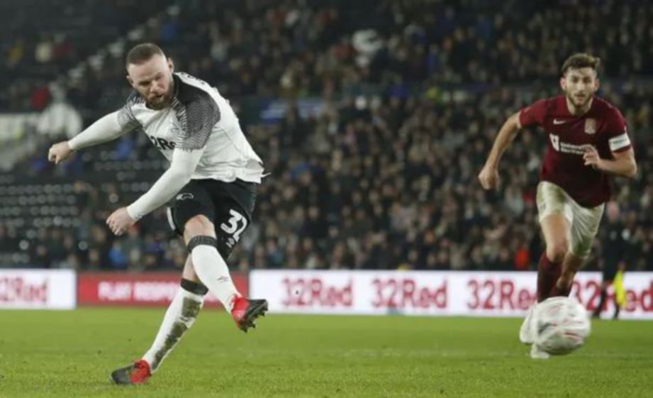 AKSI Rooney menjaringkan penalti ketika menentang Northampton. FOTO Agensi