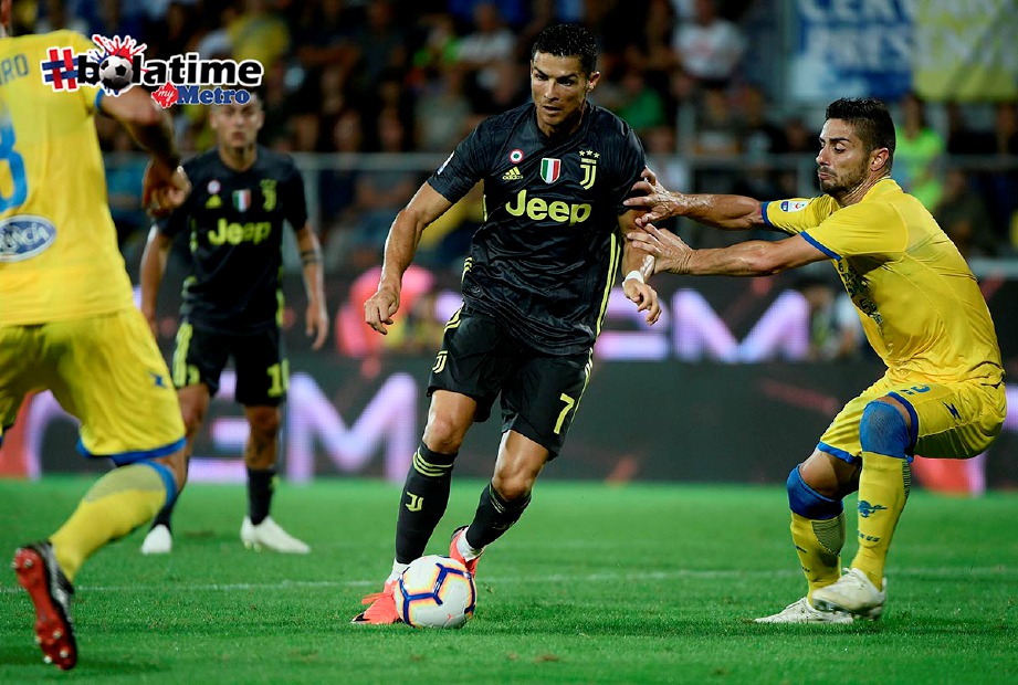 RONALDO (tengah) bantu Bernardeschi jaring gol kedua Juventus untuk benam Frosinone 2-0. -Foto AFP