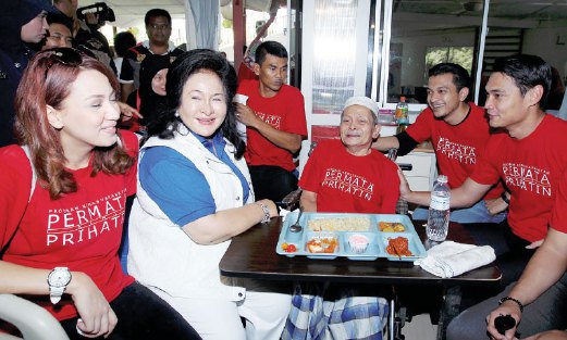 ARTIS bersama Rosmah beramah mesra dengan penghuni Rumah Jagaan dan Rawatan Orang Tua Al-Ikhlas.