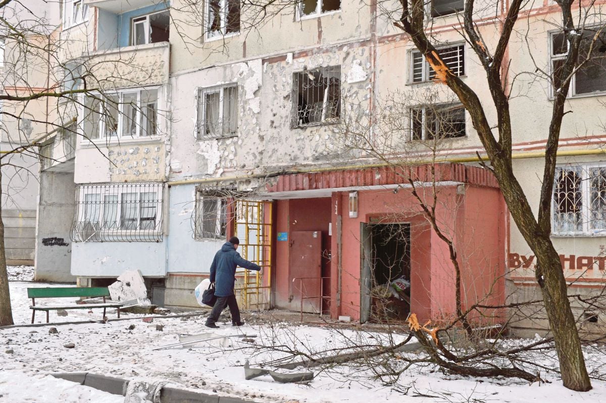 SEBUAH bangunan kediaman di Kharkiv, yang rosak susulan pencerobohan Rusia di Ukraine. FOTO AFP 