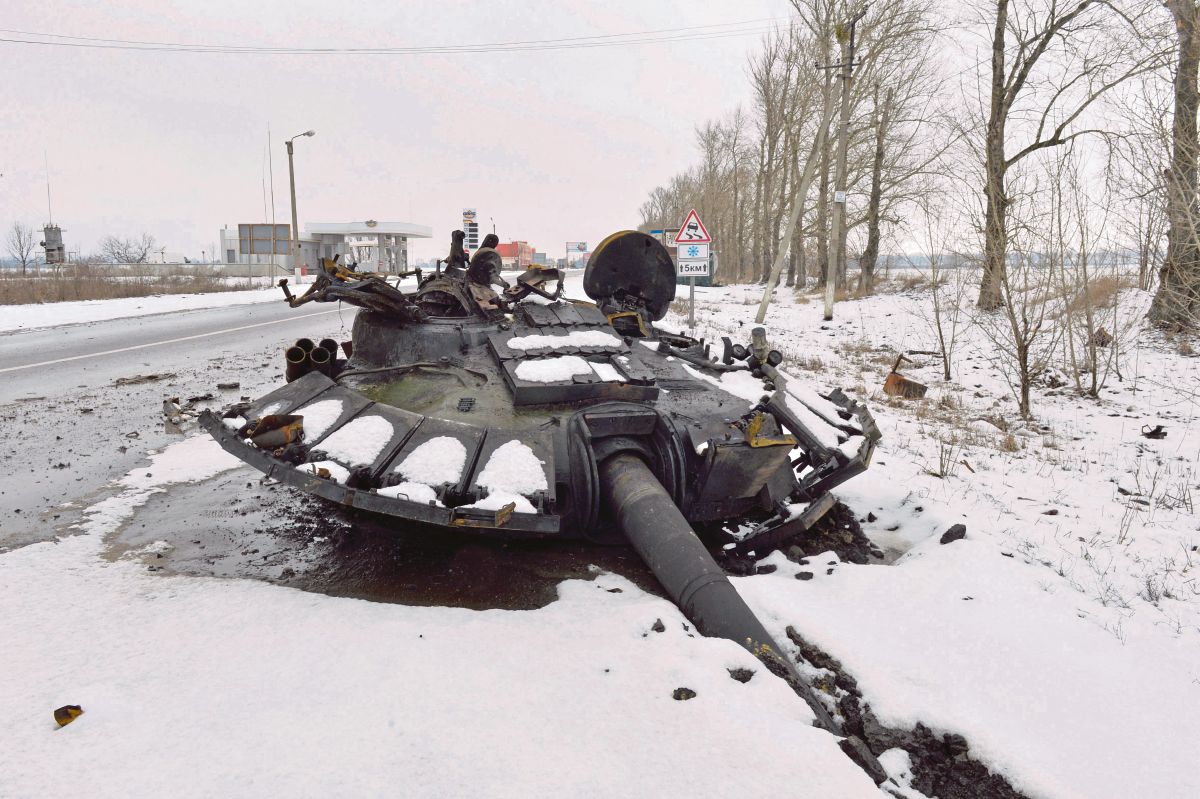 FOTO pada 26 Februari menunjukkan keadaan kereta kebal Rusia yang sudah roSak di luar Kharkiv.  FOTO AFP 