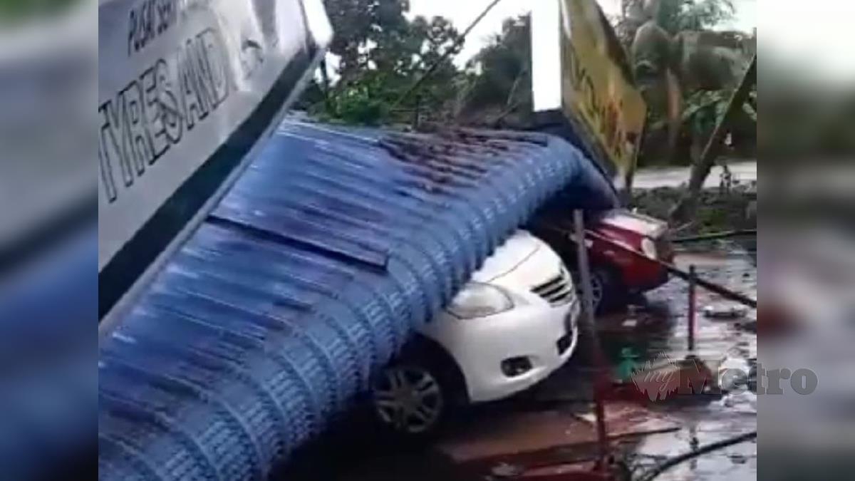 KEADAAN kenderaan dihempap bumbung susulan  kejadian hujan lebat dan angin kencang di sekitar Meru. FOTO Ihsan Pembaca. 