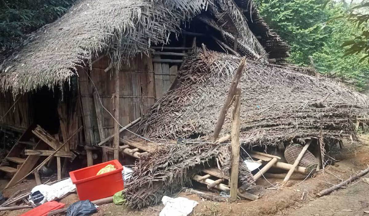 KEADAAN rumah di Kampung Bujuk, Pos Bihai yang dirosakkan gajah liar pada minggu lalu. FOTO Ihsan penduduk