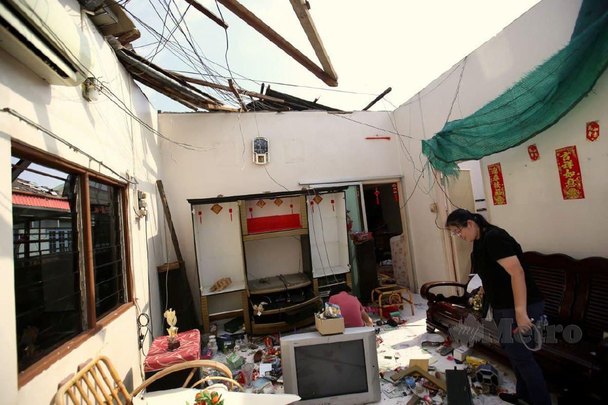 Keadaan rumah mangsa yang rosak teruk dalam kejadian ribut yang berlaku di Sekitar Kampung Tawas pada lewat petang semalam. FOTO SHARUL HAFIZ ZAM