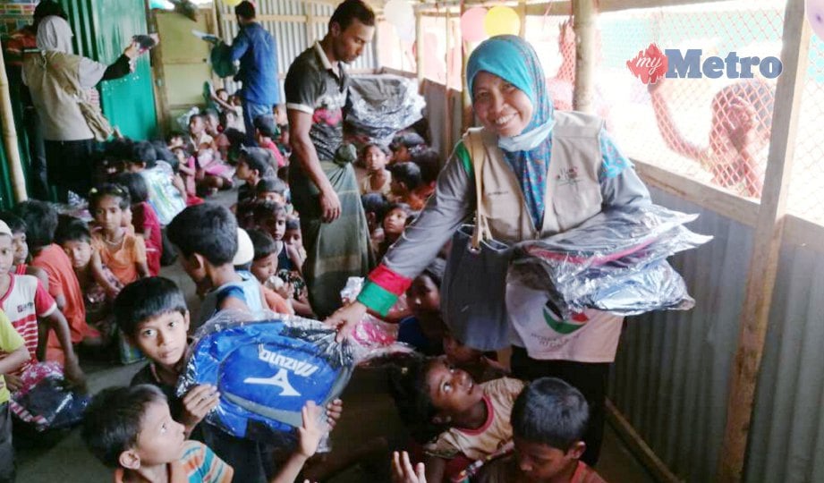 WAJAH ceria pelarian kanak-kanak etnik Rohingya yang menerima sumbangan alat tulis dan beg sekolah ketika misi kemanusiaan MyCARE di Cox’s Bazar.  FOTO NSTP