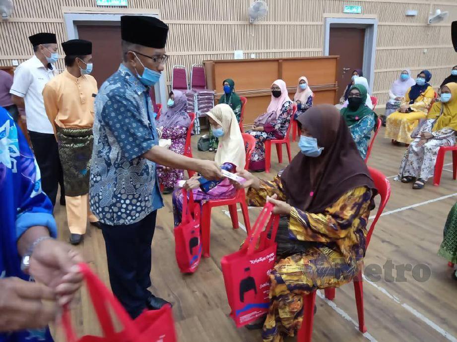 DR ISMAIL  menyampaikan sumbangan barangan hari raya kepada 100 ibu tunggal  bagi Parlimen Maran di  Dewan Jubli Perak Sultan Haji Ahmad Shah, Maran. FOTO ROSELAN AB MALEK