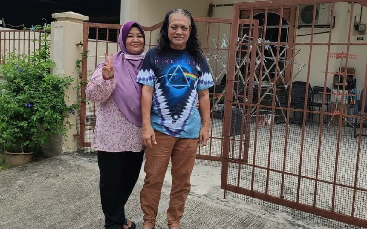 Rosli disamping isterinya di rumah mereka di Johor Bahru. 