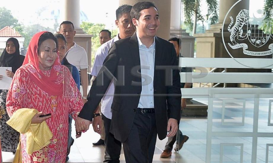 ROSMAH tiba di pekarangan Kompleks Mahkamah Tinggi Kuala Lumpur bersama anaknya, Norashman Najib (kanan), hari ini. FOTO Mohd Yusni Ariffin.