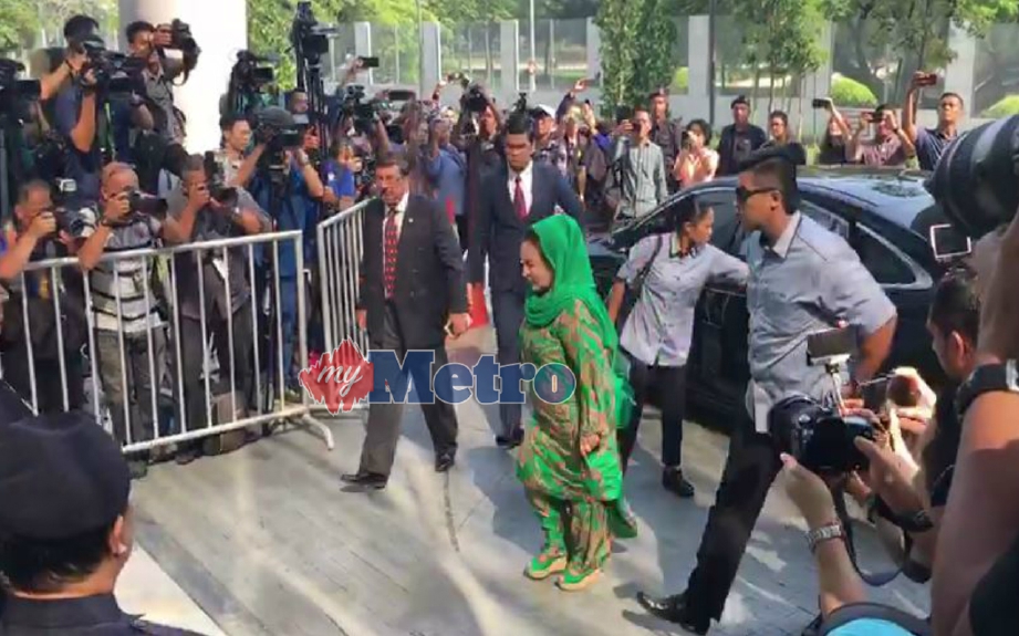 Rosmah tiba di perkarangan Ibu Pejabat SPRM Putrajaya sebentar tadi. 