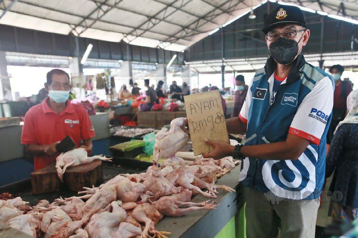 ROSOL ketika meninjau harga ayam yang mengalami peningkatan mendadak di Pasar Pekan Ajil. FOTO GHAZALIKORI