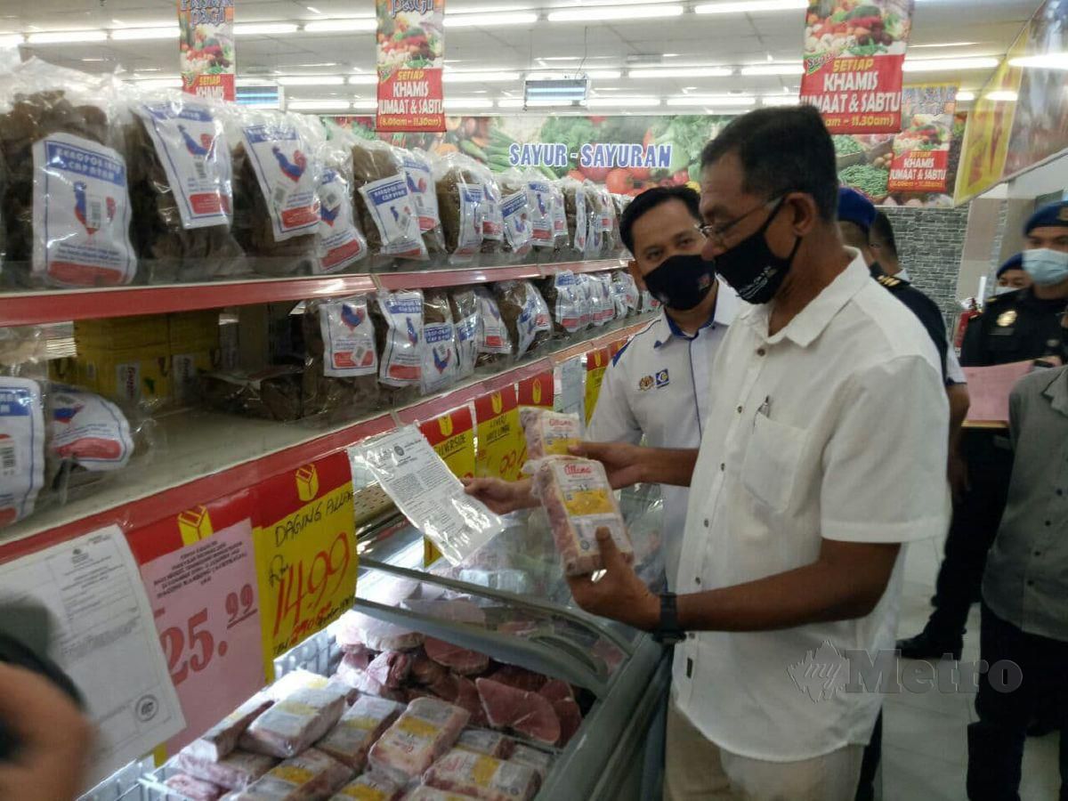 ROSOL memeriksa daging sejuk beku yang dijual di Pasar Raya Nirwana, hari ini. FOTO Baharom Bakar