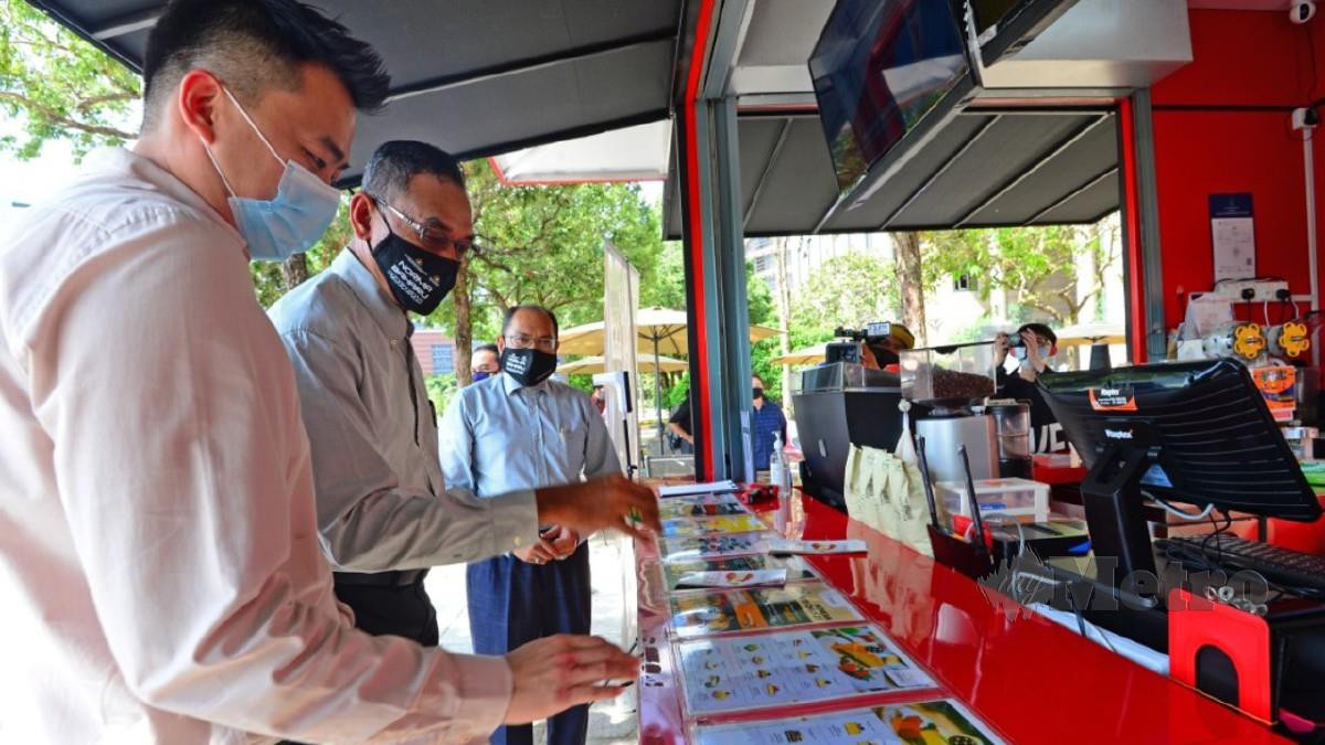 ROSOL (dua dari kiri) meninjau kios francais CheeseU di pekarangan Kementerian Kewangan, Putrajaya, hari ini. FOTO ihsan Pejabat Timbalan Menteri KPDNHEP