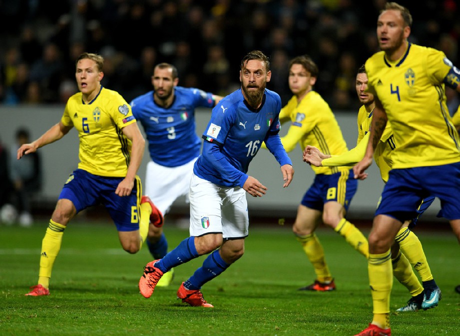 DE Rossi (tengah) kali terakhir beraksi menentang Sweden dua tahun lalu. — FOTO Agensi